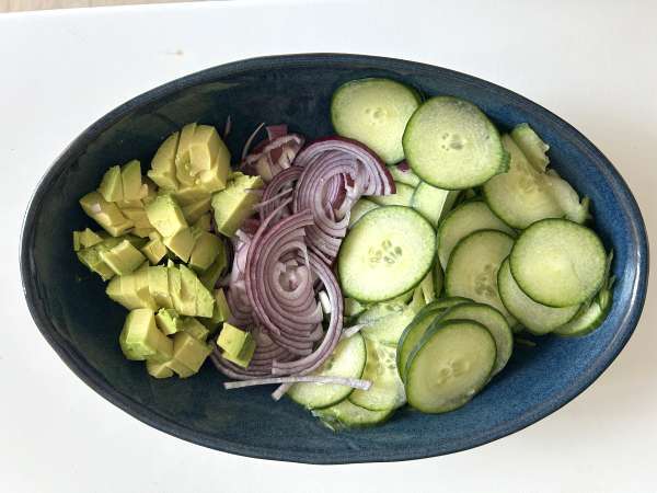Insalata di cetrioli con ceci croccanti, avocado e feta - Preparazione tappa 2