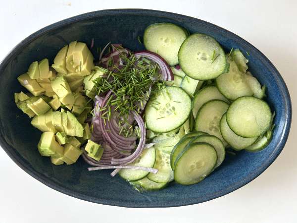 Insalata di cetrioli con ceci croccanti, avocado e feta - Preparazione tappa 3