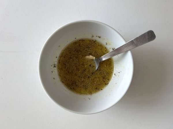 Insalata di cetrioli con ceci croccanti, avocado e feta - Preparazione tappa 4