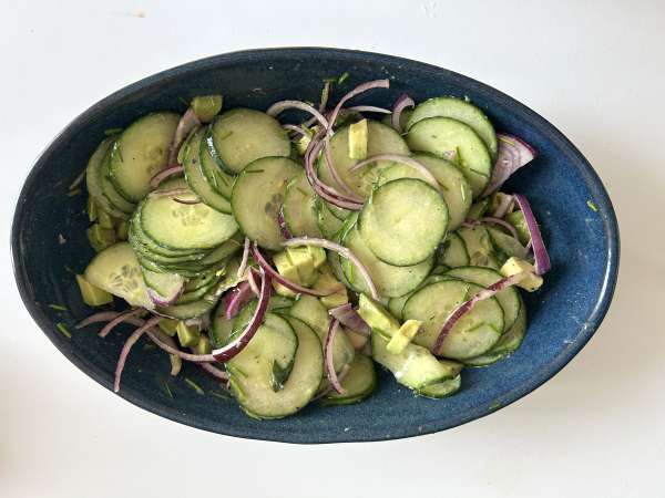 Insalata di cetrioli con ceci croccanti, avocado e feta - Preparazione tappa 5