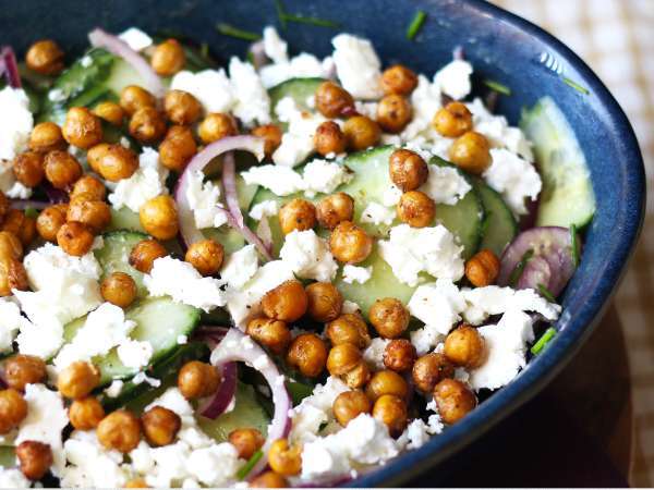 Insalata di cetrioli con ceci croccanti, avocado e feta - Preparazione tappa 7