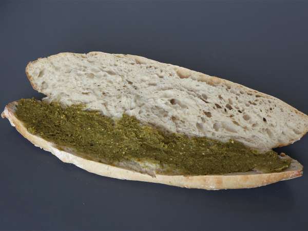 Panino gourmet con mortadella, burrata, pesto e pistacchi - Preparazione tappa 1