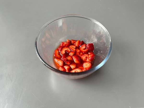 Pavê de morango, il dolce brasiliano cremoso con fragole e latte condensato - Preparazione tappa 1