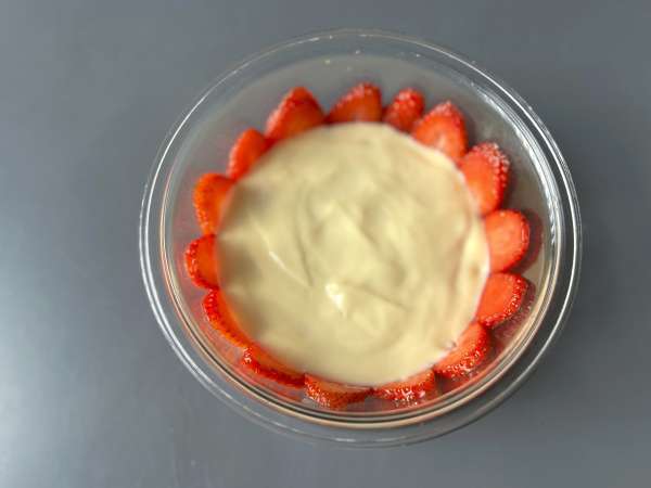 Pavê de morango, il dolce brasiliano cremoso con fragole e latte condensato - Preparazione tappa 5