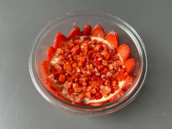 Pavê de morango, il dolce brasiliano cremoso con fragole e latte condensato - Preparazione tappa 6