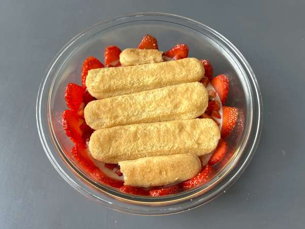 Pavê de morango, il dolce brasiliano cremoso con fragole e latte condensato - Preparazione tappa 7