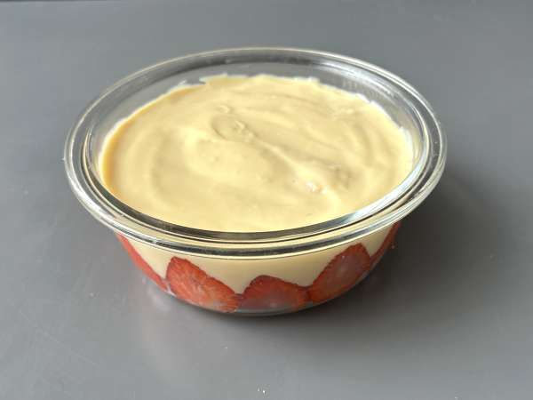 Pavê de morango, il dolce brasiliano cremoso con fragole e latte condensato - Preparazione tappa 8