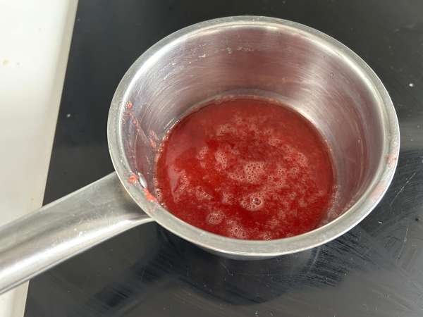 Pavê de morango, il dolce brasiliano cremoso con fragole e latte condensato - Preparazione tappa 10