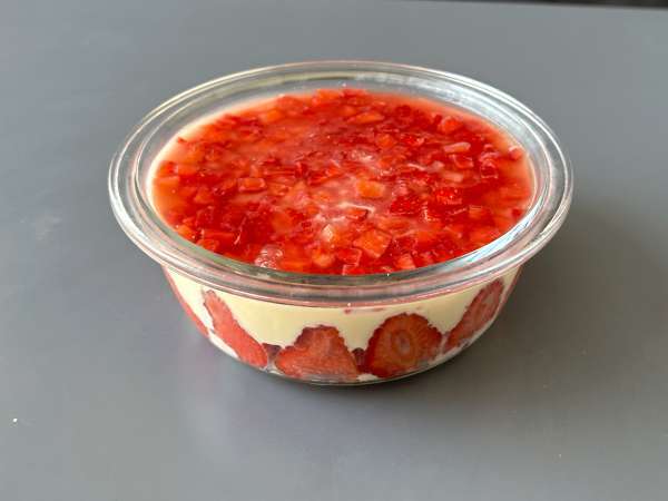 Pavê de morango, il dolce brasiliano cremoso con fragole e latte condensato - Preparazione tappa 11
