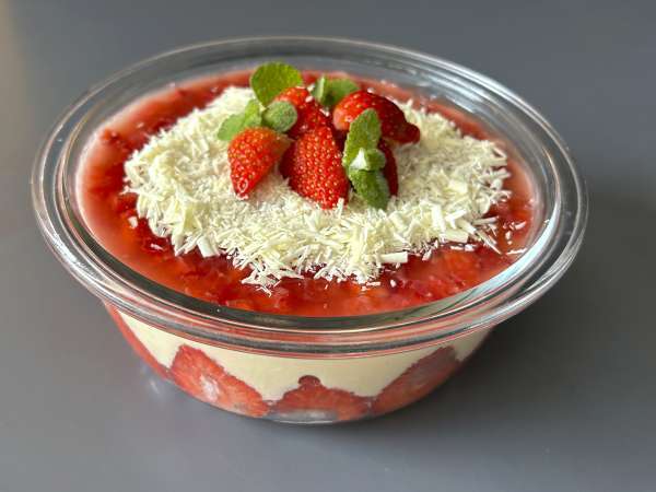 Pavê de morango, il dolce brasiliano cremoso con fragole e latte condensato - Preparazione tappa 12