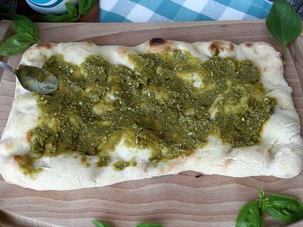 Pinsa romana con mortadella, pesto e pistacchi: la ricetta veloce pronta in 10 minuti - Preparazione tappa 2