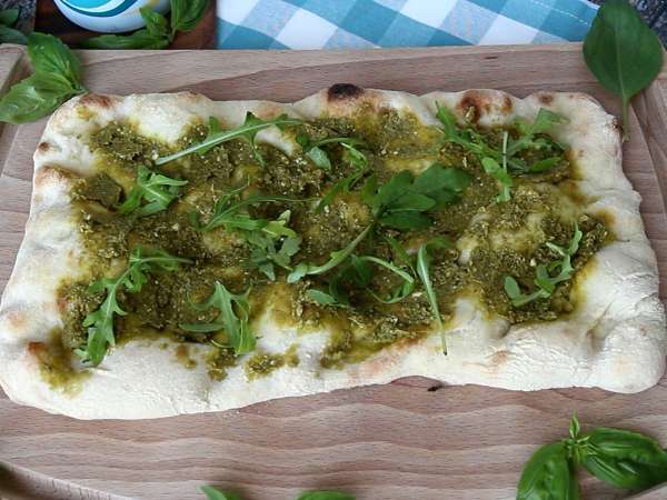 Pinsa romana con mortadella, pesto e pistacchi: la ricetta veloce pronta in 10 minuti - Preparazione tappa 3