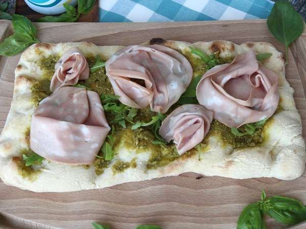 Pinsa romana con mortadella, pesto e pistacchi: la ricetta veloce pronta in 10 minuti - Preparazione tappa 4