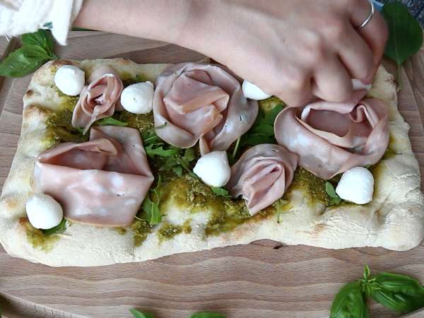 Pinsa romana con mortadella, pesto e pistacchi: la ricetta veloce pronta in 10 minuti - Preparazione tappa 5