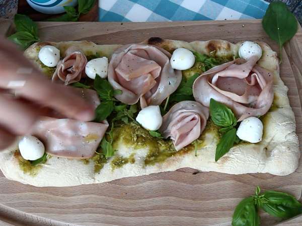 Pinsa romana con mortadella, pesto e pistacchi: la ricetta veloce pronta in 10 minuti - Preparazione tappa 6