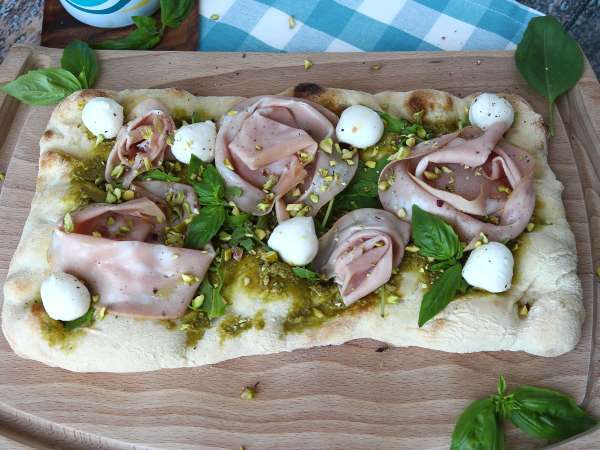 Pinsa romana con mortadella, pesto e pistacchi: la ricetta veloce pronta in 10 minuti - Preparazione tappa 7