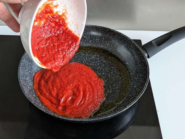 Pasta con stracciatella e pomodoro cremosa: il primo piatto pronto in 10 minuti - Preparazione tappa 1