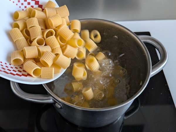 Pasta con stracciatella e pomodoro cremosa: il primo piatto pronto in 10 minuti - Preparazione tappa 3