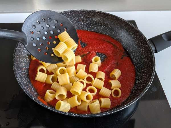 Pasta con stracciatella e pomodoro cremosa: il primo piatto pronto in 10 minuti - Preparazione tappa 4