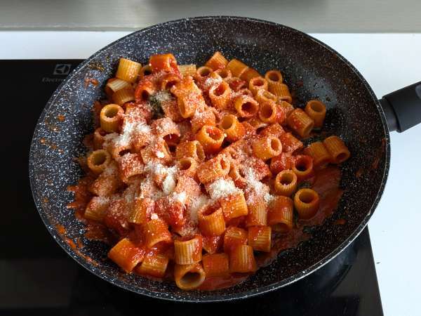 Pasta con stracciatella e pomodoro cremosa: il primo piatto pronto in 10 minuti - Preparazione tappa 5