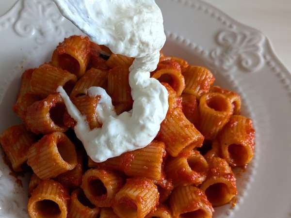 Pasta con stracciatella e pomodoro cremosa: il primo piatto pronto in 10 minuti - Preparazione tappa 6