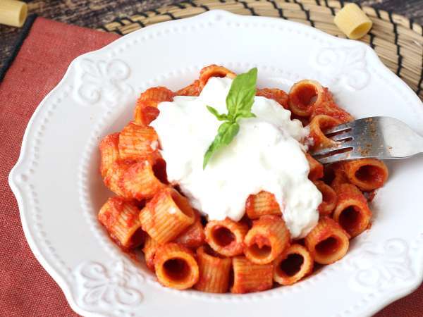 Pasta con stracciatella e pomodoro cremosa: il primo piatto pronto in 10 minuti - Preparazione tappa 7