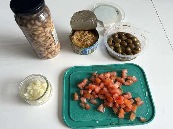 Insalata di fagioli con tonno, uova e olive: la ricetta portoghese fresca e proteica - Preparazione tappa 1