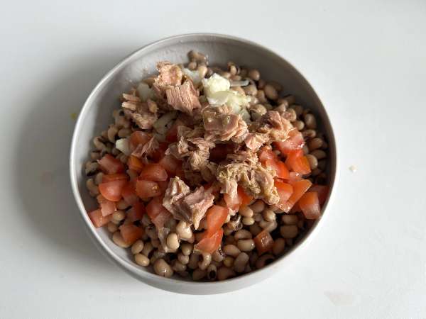 Insalata di fagioli con tonno, uova e olive: la ricetta portoghese fresca e proteica - Preparazione tappa 2