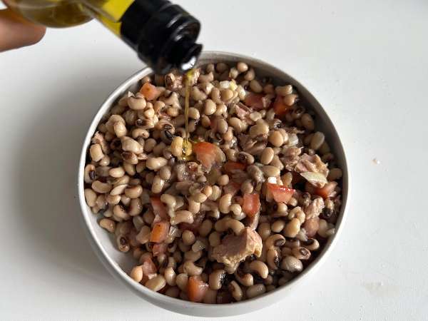 Insalata di fagioli con tonno, uova e olive: la ricetta portoghese fresca e proteica - Preparazione tappa 3