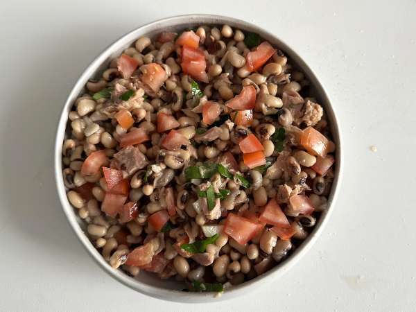 Insalata di fagioli con tonno, uova e olive: la ricetta portoghese fresca e proteica - Preparazione tappa 4