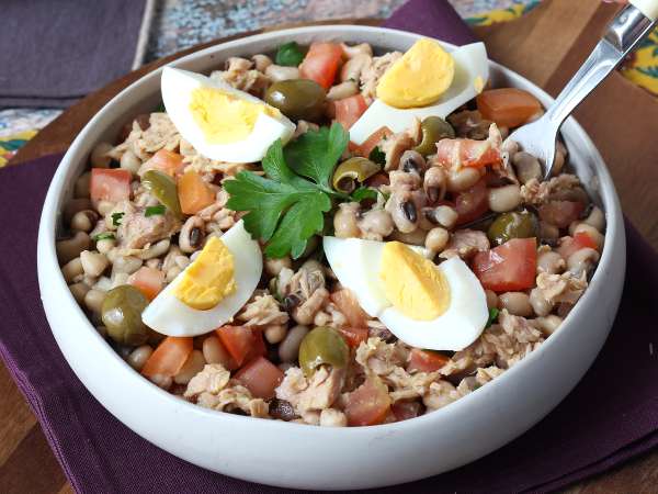 Insalata di fagioli con tonno, uova e olive: la ricetta portoghese fresca e proteica - Preparazione tappa 6