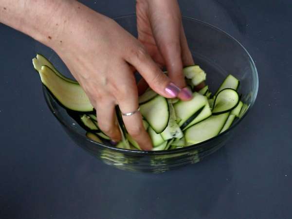 Torta salata con pesto, zucchine e mozzarella: una ricetta facile che profuma d'estate! - Preparazione tappa 2