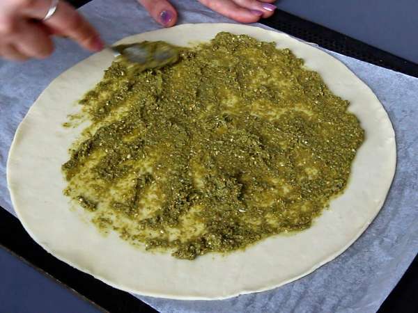 Torta salata con pesto, zucchine e mozzarella: una ricetta facile che profuma d'estate! - Preparazione tappa 3