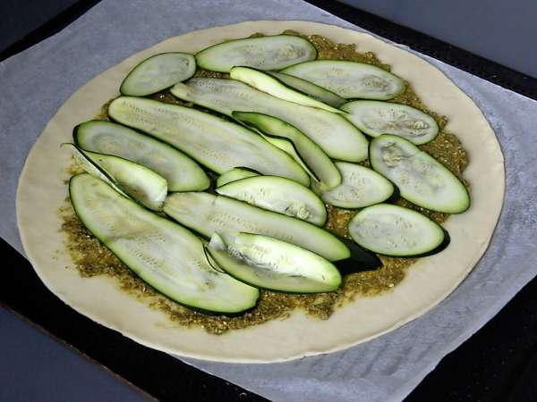Torta salata con pesto, zucchine e mozzarella: una ricetta facile che profuma d'estate! - Preparazione tappa 4