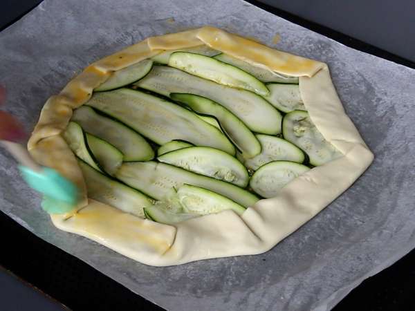Torta salata con pesto, zucchine e mozzarella: una ricetta facile che profuma d'estate! - Preparazione tappa 5