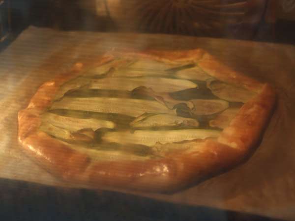 Torta salata con pesto, zucchine e mozzarella: una ricetta facile che profuma d'estate! - Preparazione tappa 6