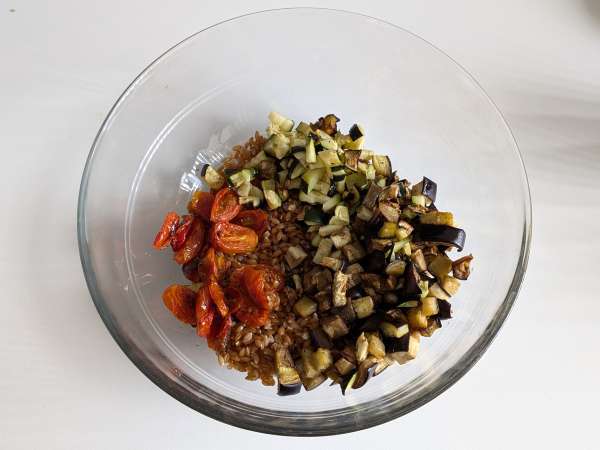 Insalata di farro cremosa con zucchine, melanzane e pomodorini - Preparazione tappa 5