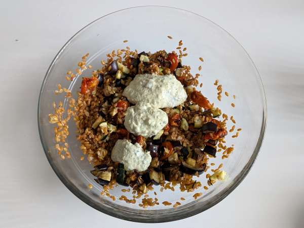 Insalata di farro cremosa con zucchine, melanzane e pomodorini - Preparazione tappa 6