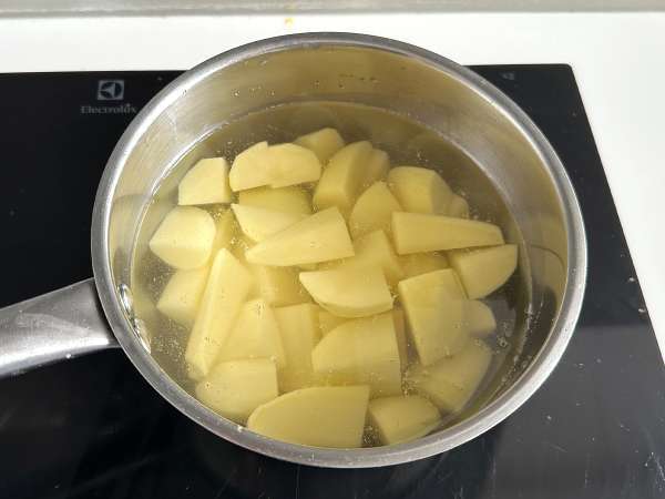 Insalata di patate con feta, uova e pomodorini - Preparazione tappa 1