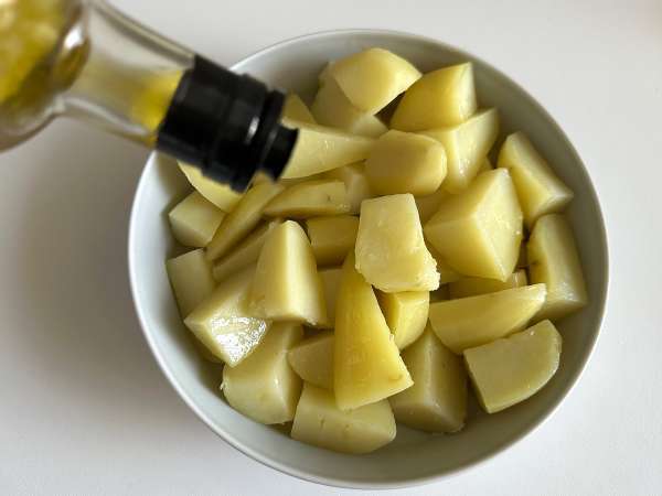 Insalata di patate con feta, uova e pomodorini - Preparazione tappa 4