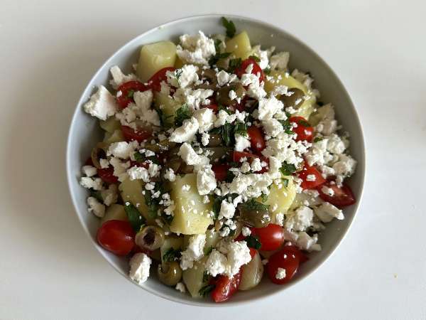Insalata di patate con feta, uova e pomodorini - Preparazione tappa 5