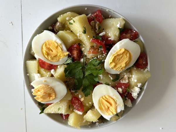 Insalata di patate con feta, uova e pomodorini - Preparazione tappa 6