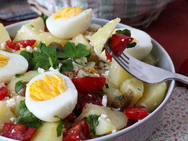 Insalata di patate con feta, uova e pomodorini - Preparazione tappa 7