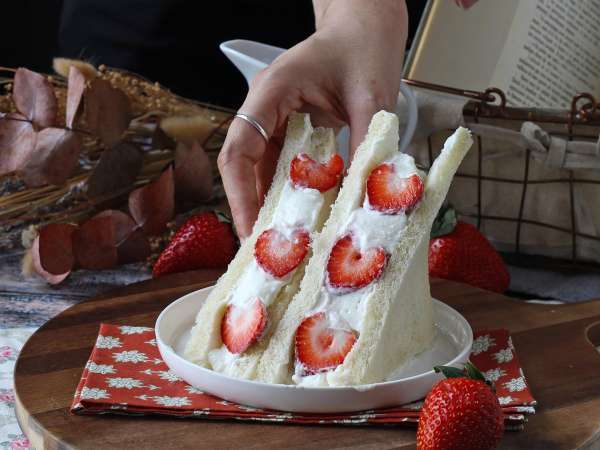 Ichigo sando: il sandwich giapponese alle fragole soffice e irresistibile - Preparazione tappa 10