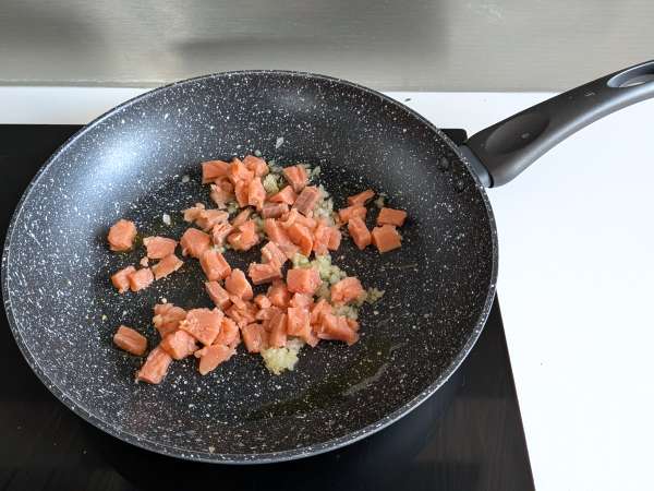 Paccheri cremosi con salmone, menta e zafferano - Preparazione tappa 2