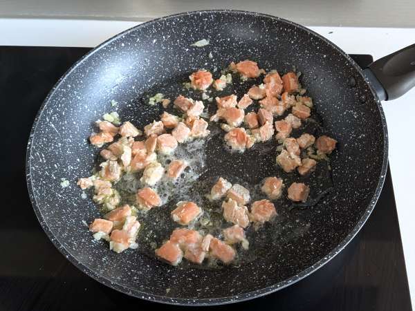 Paccheri cremosi con salmone, menta e zafferano - Preparazione tappa 3