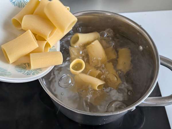 Paccheri cremosi con salmone, menta e zafferano - Preparazione tappa 4