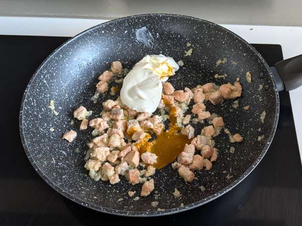 Paccheri cremosi con salmone, menta e zafferano - Preparazione tappa 6