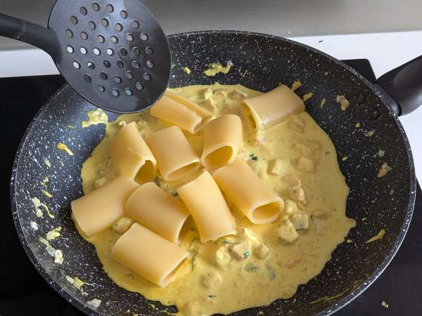 Paccheri cremosi con salmone, menta e zafferano - Preparazione tappa 8