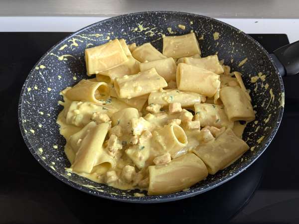 Paccheri cremosi con salmone, menta e zafferano - Preparazione tappa 9